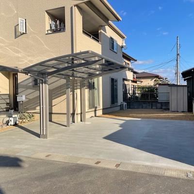 I様邸 Y合掌型カーポートのカット加工と配置の工夫で広い駐車スペースを確保。車庫入れをスムーズに。 I様邸 Y合掌型カーポートのカット加工と配置の工夫で広い駐車スペースを確保。車庫入れをスムーズに。