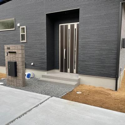 M様邸 クールな住宅にマッチさせたナチュラル&モダンなファサード M様邸 クールな住宅にマッチさせたナチュラル&モダンなファサード