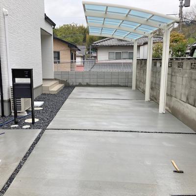 O様邸 高低差の大きな敷地をしっかりと囲って安全に。メンテナンスフリーの広い駐車場があるエクステリア O様邸 高低差の大きな敷地をしっかりと囲って安全に。メンテナンスフリーの広い駐車場があるエクステリア