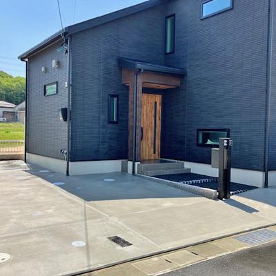 玉野市・Y様邸 シック&ナチュラルな家を引き立てる、黒が基調のモダンなエクステリア 玉野市・Y様邸 シック&ナチュラルな家を引き立てる、黒が基調のモダンなエクステリア