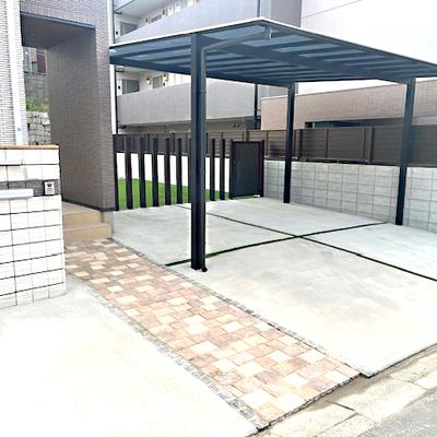 H様邸 スタイリッシュなカーポート「スカイリード」で雨の日のストレスを軽減し、使い勝手の良いファサードに。 H様邸 スタイリッシュなカーポート「スカイリード」で雨の日のストレスを軽減し、使い勝手の良いファサードに。